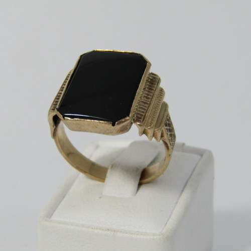 9kt Gold mens ring with Onyx - inscribed Moeder & Vader - weighs 6,6 grams - size U