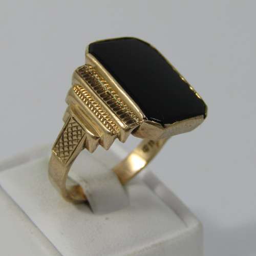 9kt Gold mens ring with Onyx - inscribed Moeder & Vader - weighs 6,6 grams - size U