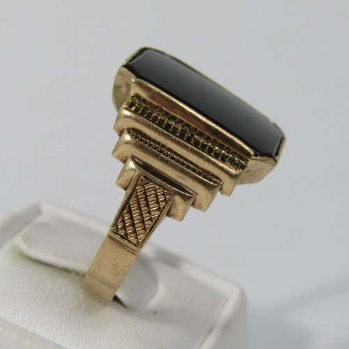 9kt Gold mens ring with Onyx - inscribed Moeder & Vader - weighs 6,6 grams - size U
