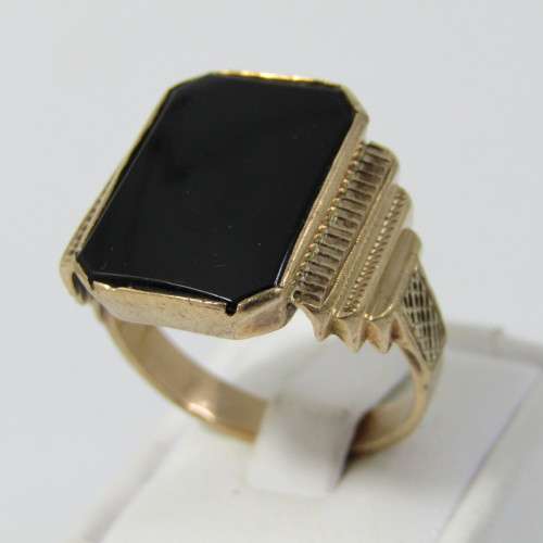 9kt Gold mens ring with Onyx - inscribed Moeder & Vader - weighs 6,6 grams - size U