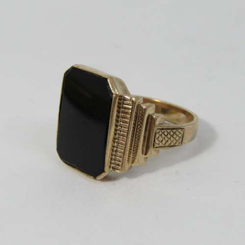 9kt Gold mens ring with Onyx - inscribed Moeder & Vader - weighs 6,6 grams - size U
