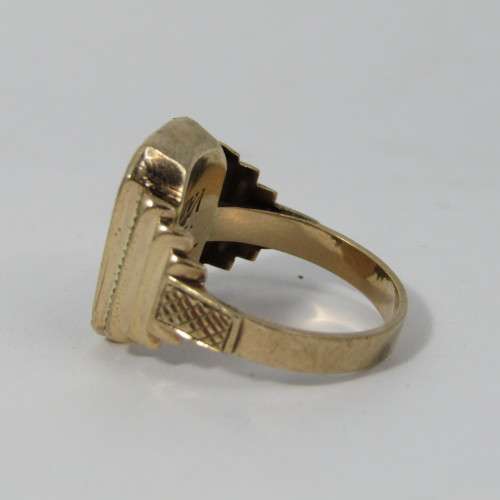 9kt Gold mens ring with Onyx - inscribed Moeder & Vader - weighs 6,6 grams - size U