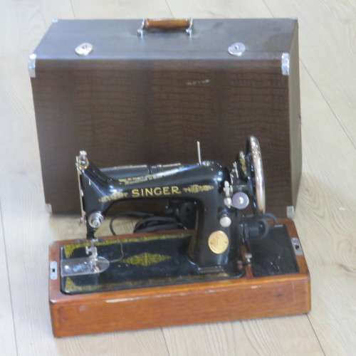 Vintage Electric Singer Sewing machine with all extras in case - Serial EE 621193