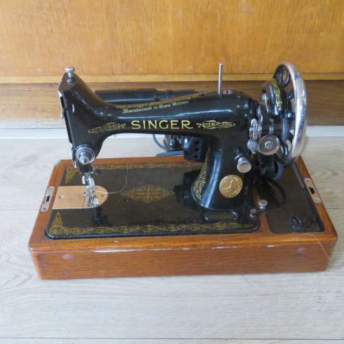 Vintage Electric Singer Sewing machine with all extras in case - Serial EE 621193