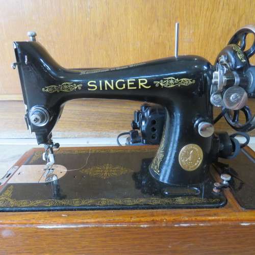 Vintage Electric Singer Sewing machine with all extras in case - Serial EE 621193