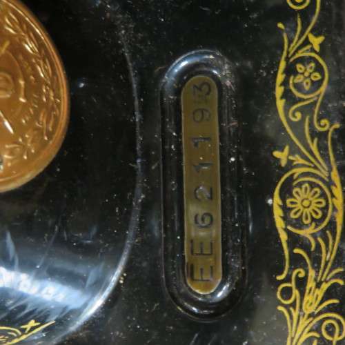 Vintage Electric Singer Sewing machine with all extras in case - Serial EE 621193