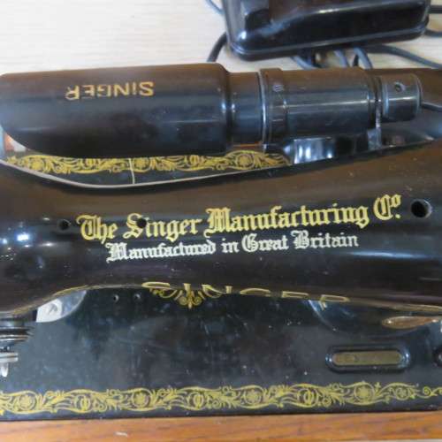 Vintage Electric Singer Sewing machine with all extras in case - Serial EE 621193