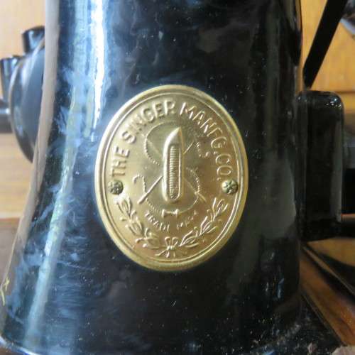 Vintage Electric Singer Sewing machine with all extras in case - Serial EE 621193