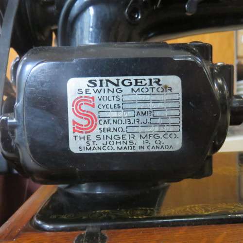 Vintage Electric Singer Sewing machine with all extras in case - Serial EE 621193