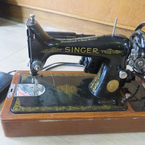 Vintage Electric Singer Sewing machine with all extras in case - Serial EE 621193