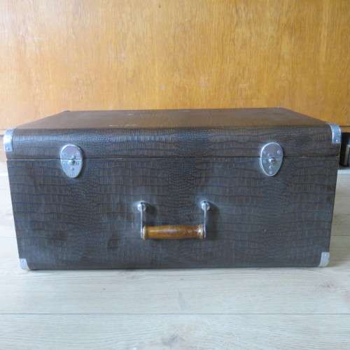 Vintage Electric Singer Sewing machine with all extras in case - Serial EE 621193