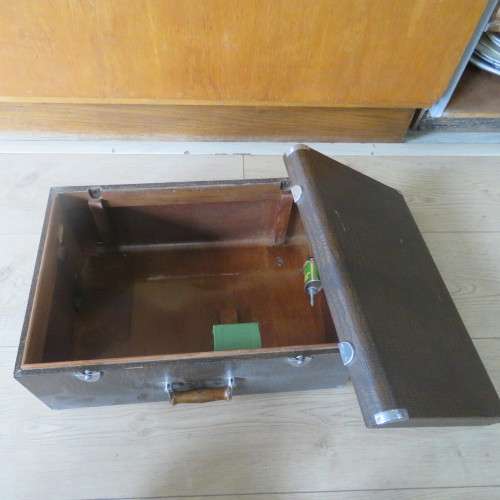 Vintage Electric Singer Sewing machine with all extras in case - Serial EE 621193