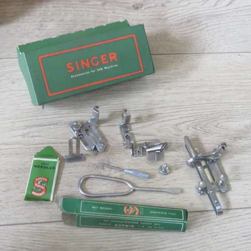 Vintage Electric Singer Sewing machine with all extras in case - Serial EE 621193