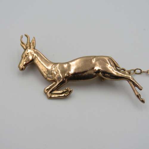 9kt Gold Springbok brooch with safety chain - weighs 3.6 grams