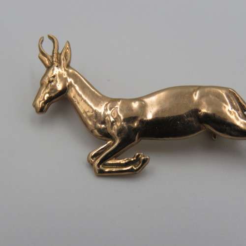 9kt Gold Springbok brooch with safety chain - weighs 3.6 grams