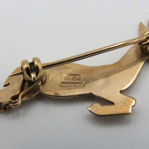 9kt Gold Springbok brooch with safety chain - weighs 3.6 grams