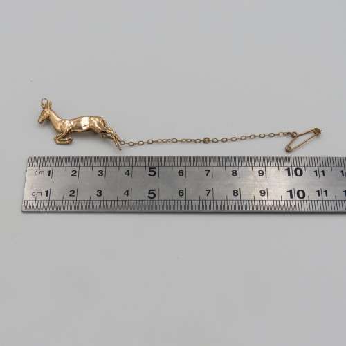 9kt Gold Springbok brooch with safety chain - weighs 3.6 grams