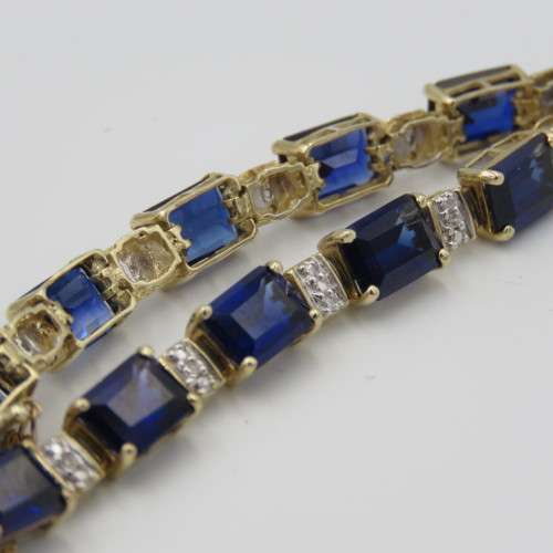 9kt bracelet with 10 diamonds and 16 rectangular blue sapphires ( not tested if natural)