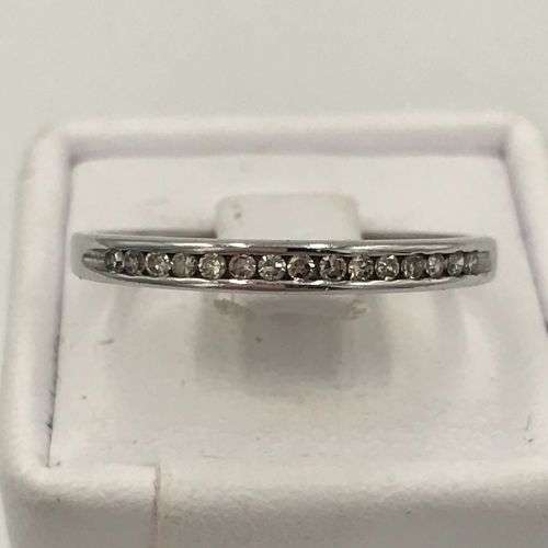 9 kt White gold wedding band ring with 15 small diamonds - weight 1,3 - size M 1/2