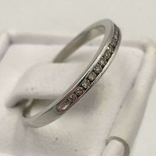 9 kt White gold wedding band ring with 15 small diamonds - weight 1,3 - size M 1/2