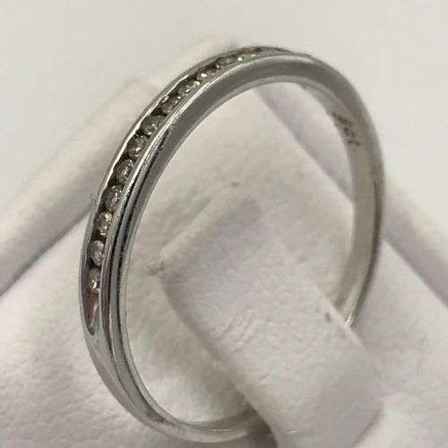9 kt White gold wedding band ring with 15 small diamonds - weight 1,3 - size M 1/2
