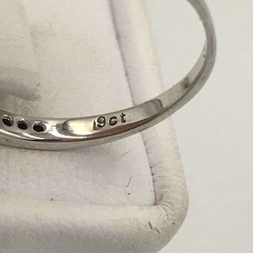 9 kt White gold wedding band ring with 15 small diamonds - weight 1,3 - size M 1/2