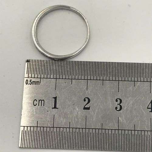 9 kt White gold wedding band ring with 15 small diamonds - weight 1,3 - size M 1/2