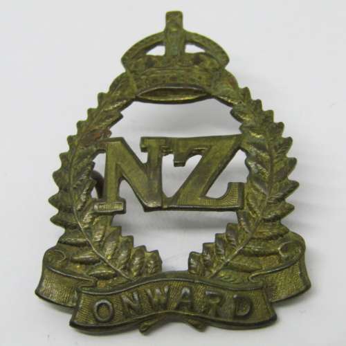 WW2 New zealand Onward badge with lugs