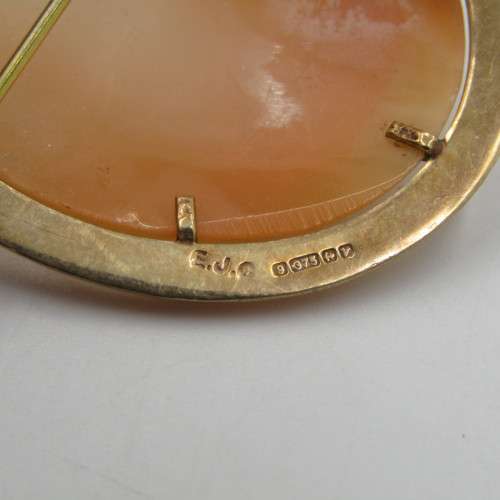 Unusual vintage cameo set in 9kt gold - hallmarked 7,5 weight