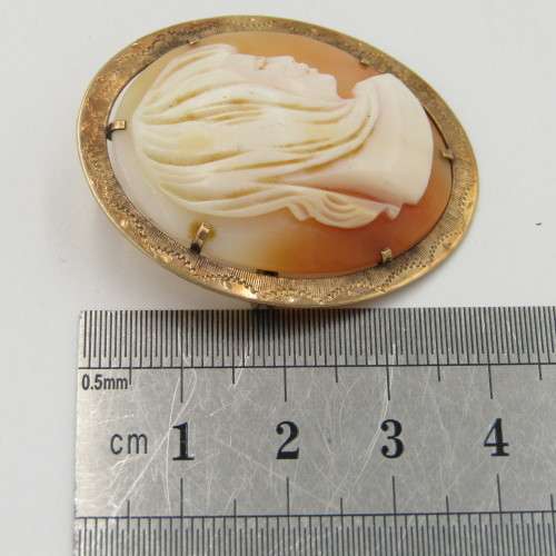 Unusual vintage cameo set in 9kt gold - hallmarked 7,5 weight
