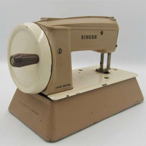 Vintage Singer Sewhandy child`s sewing machine