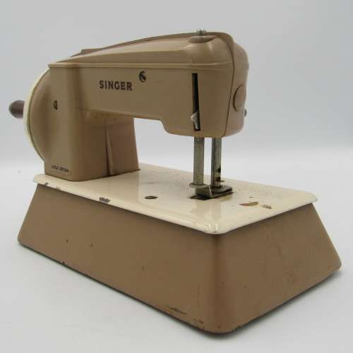 Vintage Singer Sewhandy child`s sewing machine