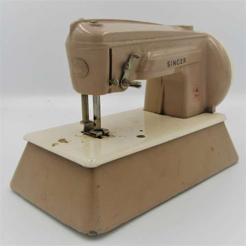 Vintage Singer Sewhandy child`s sewing machine