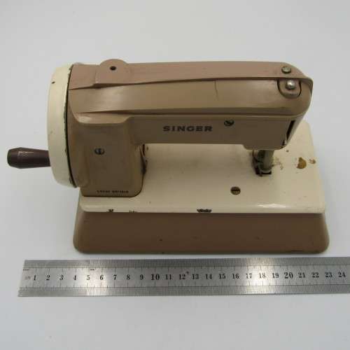 Vintage Singer Sewhandy child`s sewing machine