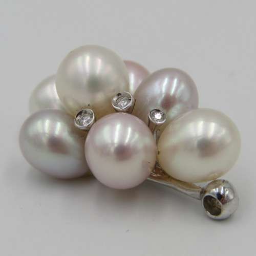 14kt White gold pendant with 7 pearls and 3 small diamonds - weight 6,3g