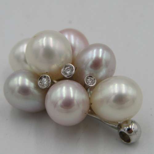 14kt White gold pendant with 7 pearls and 3 small diamonds - weight 6,3g