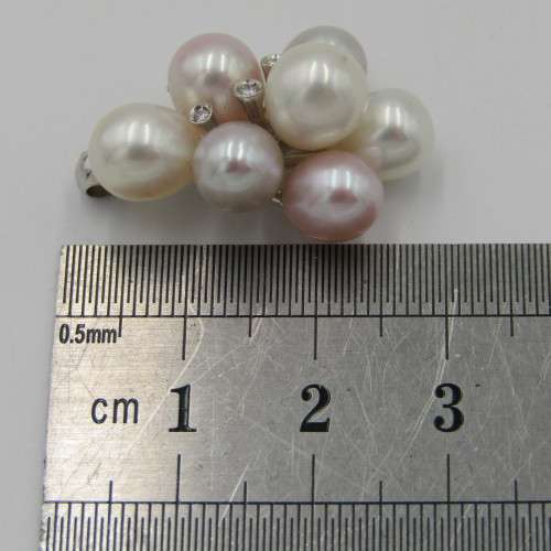 14kt White gold pendant with 7 pearls and 3 small diamonds - weight 6,3g