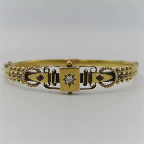 Antique 15kt gold bangle with 0,10ct diamond and two rubies - weighs 7,5 grams - circumference 17 cm