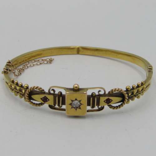 Antique 15kt gold bangle with 0,10ct diamond and two rubies - weighs 7,5 grams - circumference 17 cm