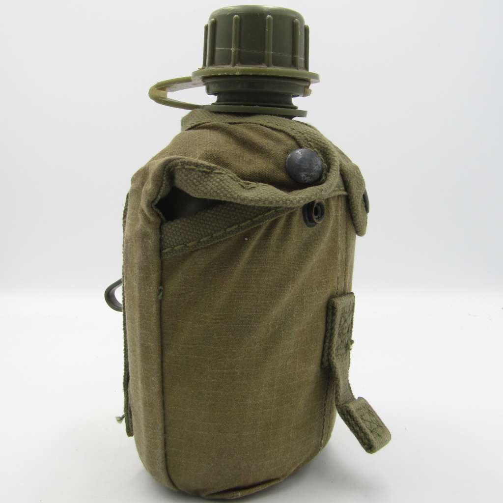 SADF Water bottle with lid in pouch