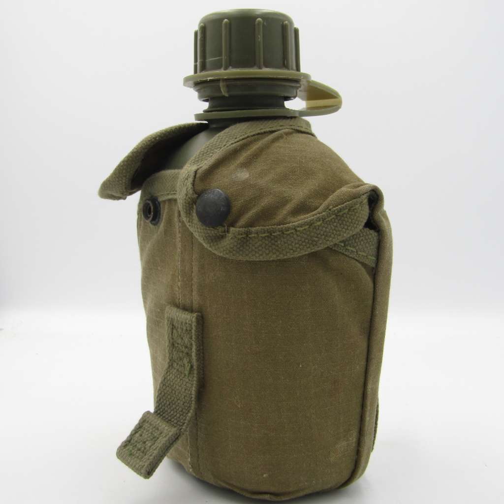 SADF Water bottle with lid in pouch