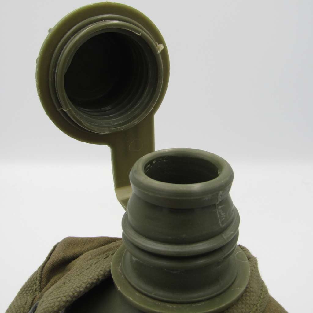 SADF Water bottle with lid in pouch