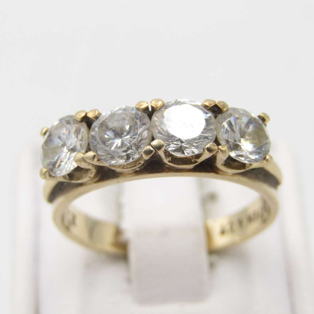 9kt Yellow Gold ring with 4 cubic zirconias - weighs 3,8g - Size O