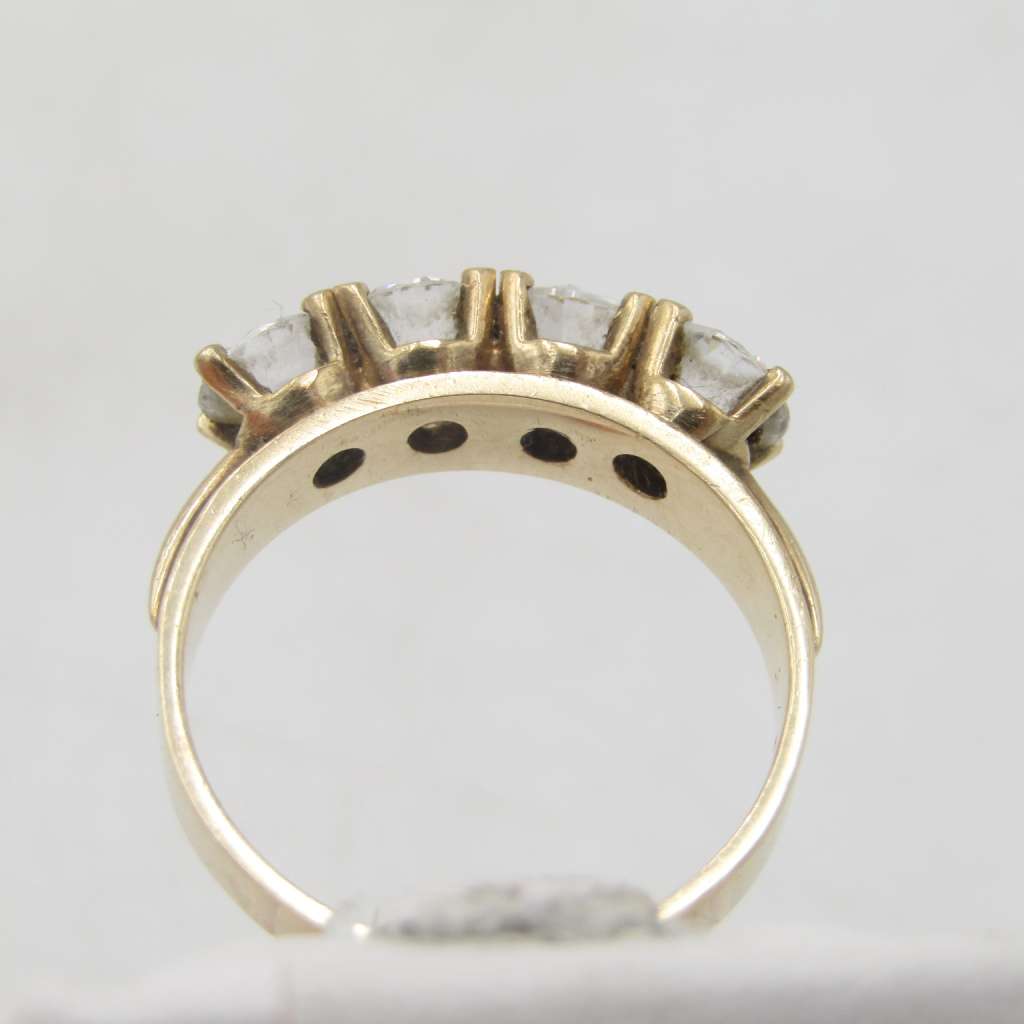 9kt Yellow Gold ring with 4 cubic zirconias - weighs 3,8g - Size O