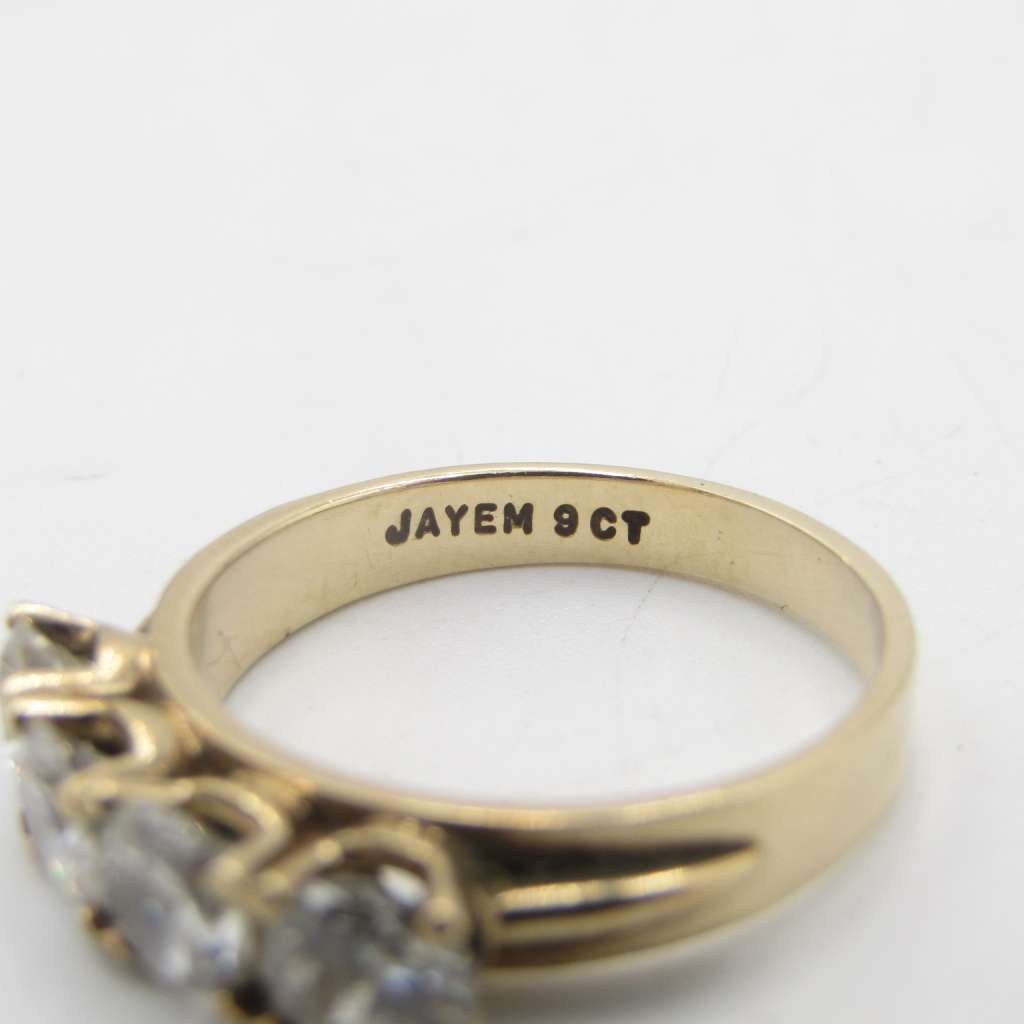 9kt Yellow Gold ring with 4 cubic zirconias - weighs 3,8g - Size O