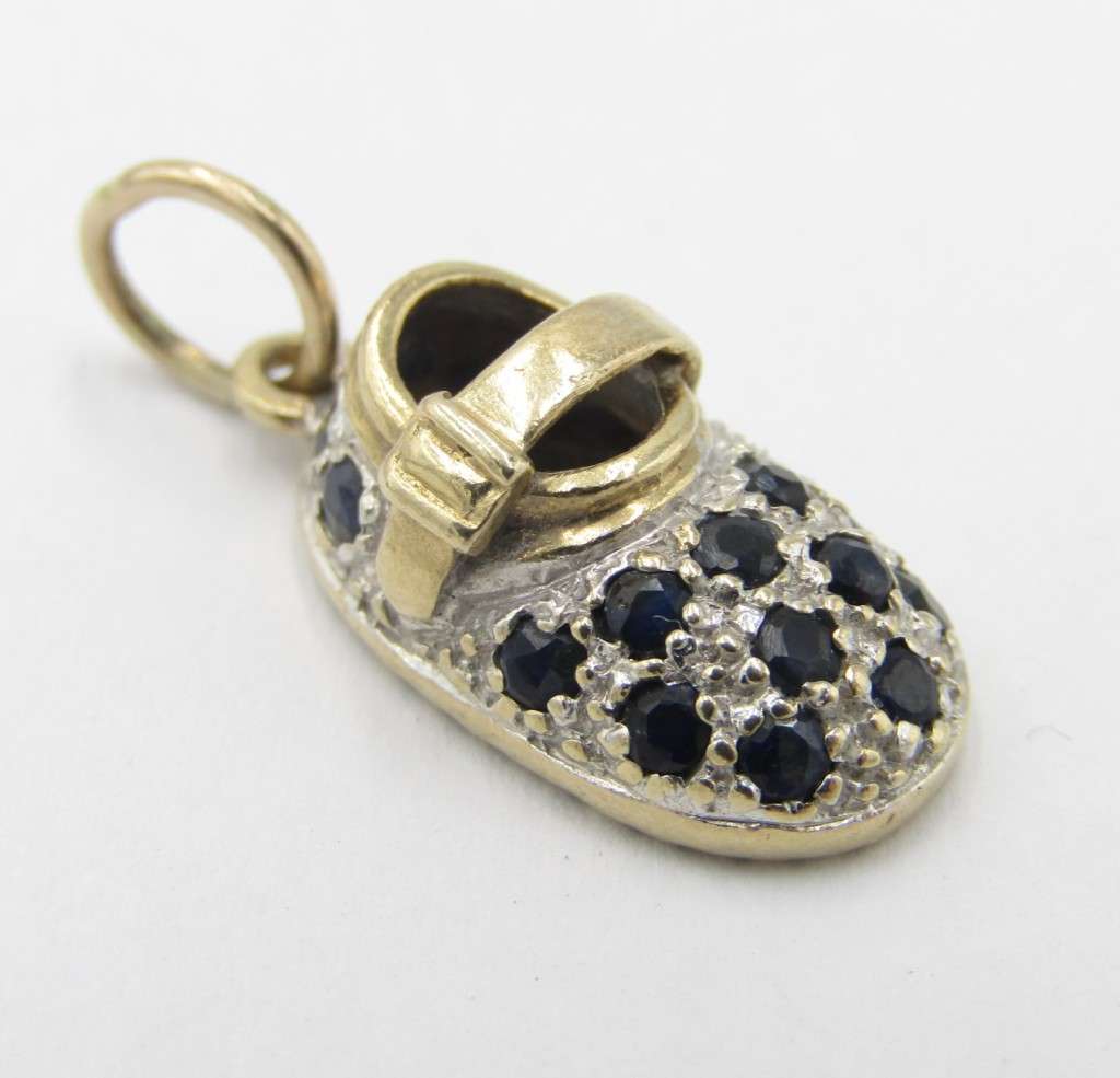 Vintage 9kt Gold baby shoe charm with sapphires - weighs 1,9 grams