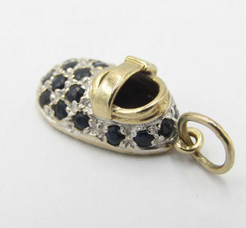 Vintage 9kt Gold baby shoe charm with sapphires - weighs 1,9 grams