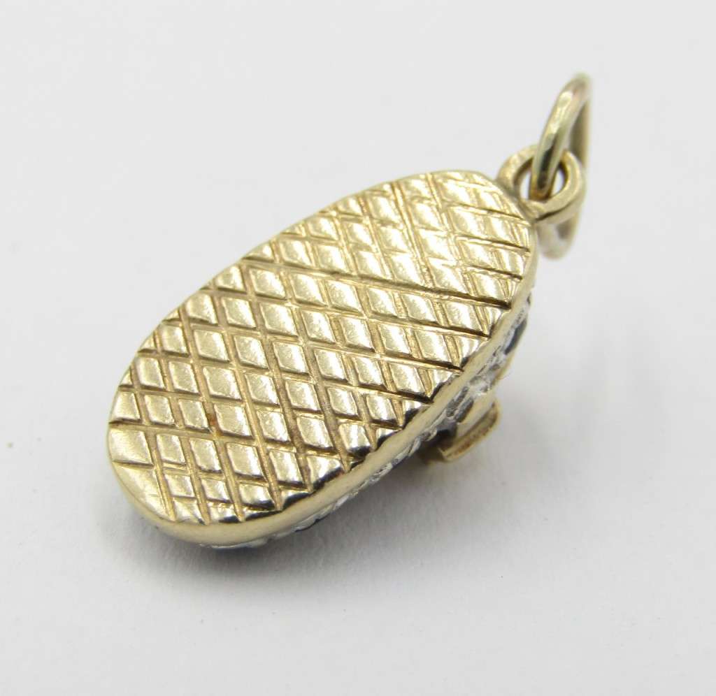 Vintage 9kt Gold baby shoe charm with sapphires - weighs 1,9 grams