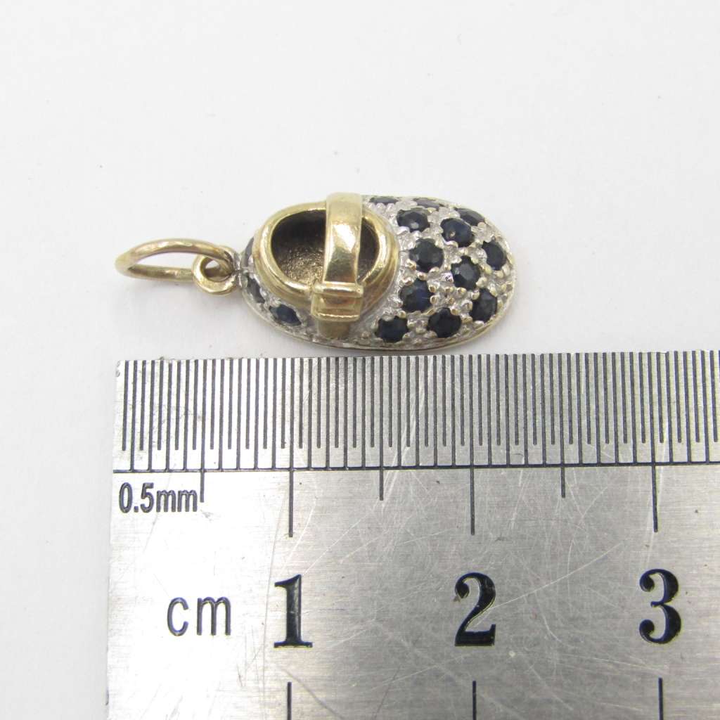 Vintage 9kt Gold baby shoe charm with sapphires - weighs 1,9 grams
