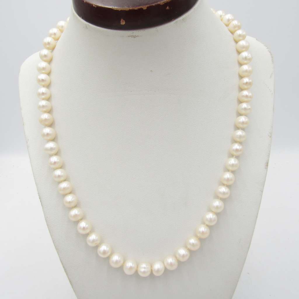String of Pearls with 9kt gold clasp 56 pearls total - 45 cm long